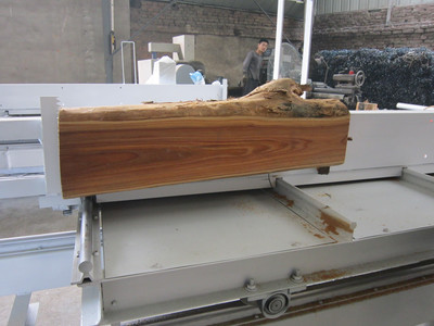 工圓木推臺(tái)鋸的應(yīng)用如何提高木材鋸切效率